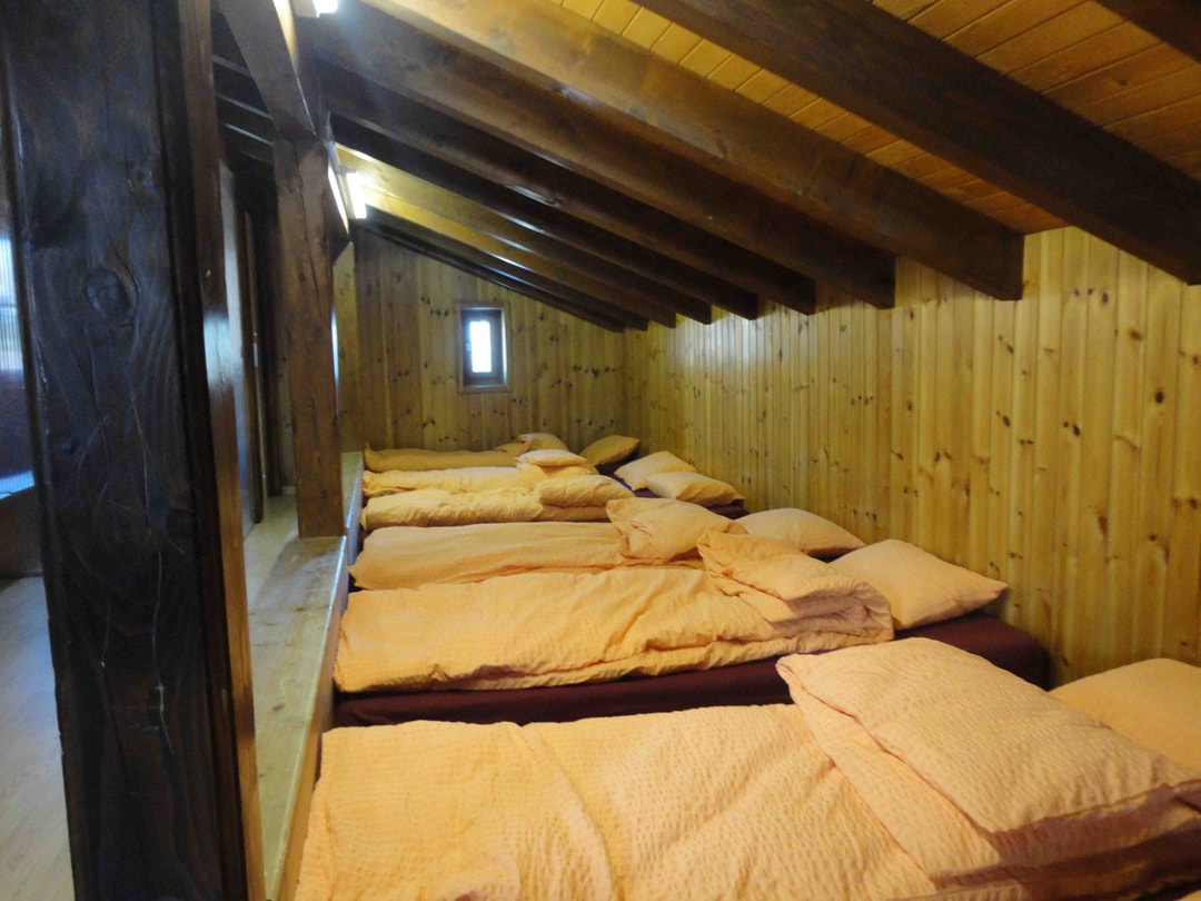 Couchages de refuge sous les poutres et lambris en bois